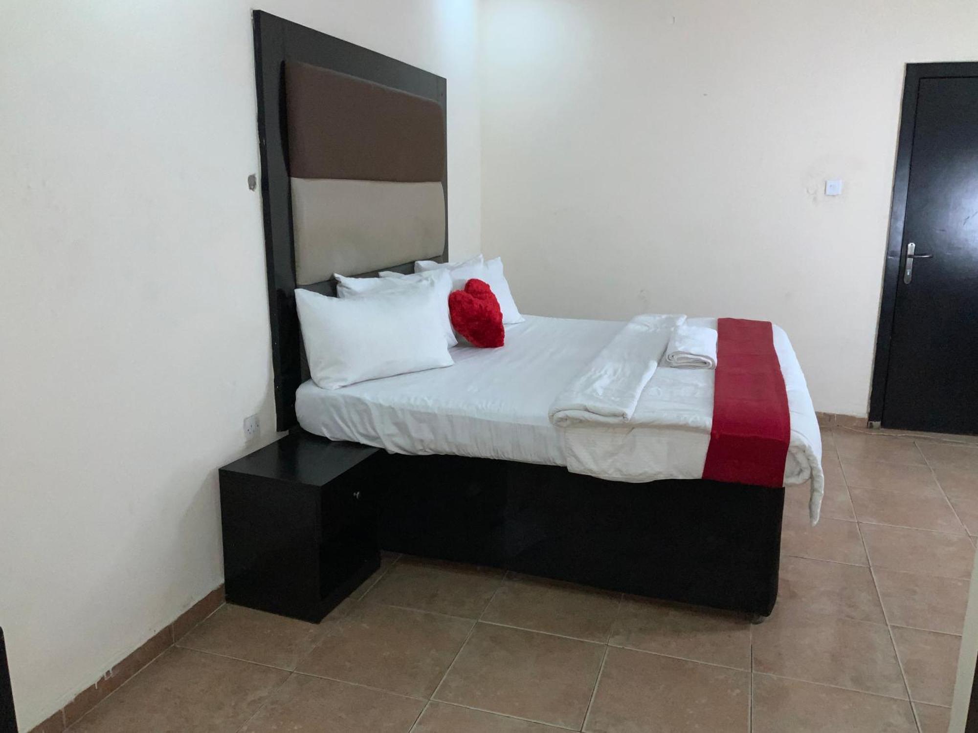 Senators Suites And Towers Hotel Omole Esterno foto