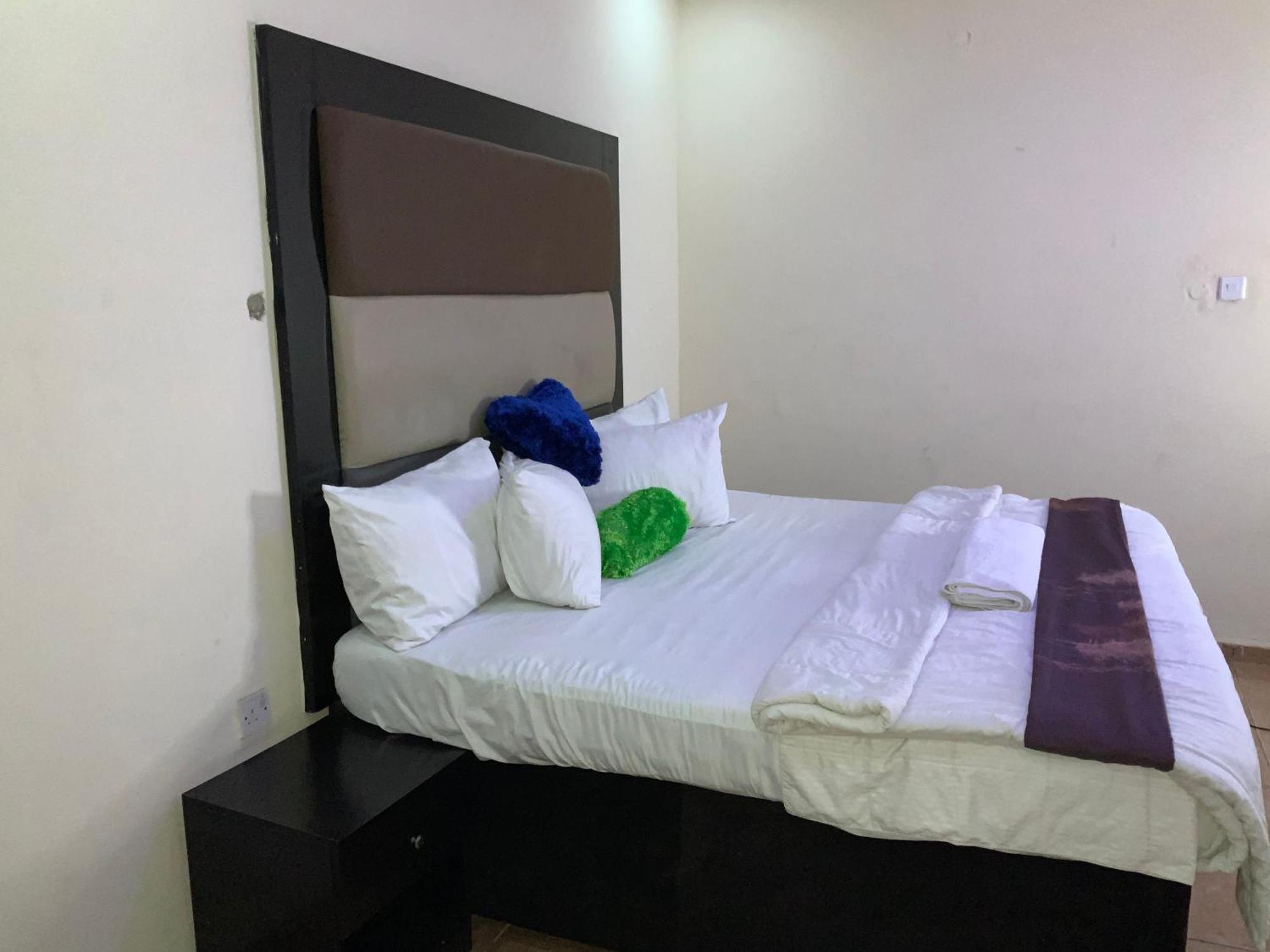 Senators Suites And Towers Hotel Omole Esterno foto