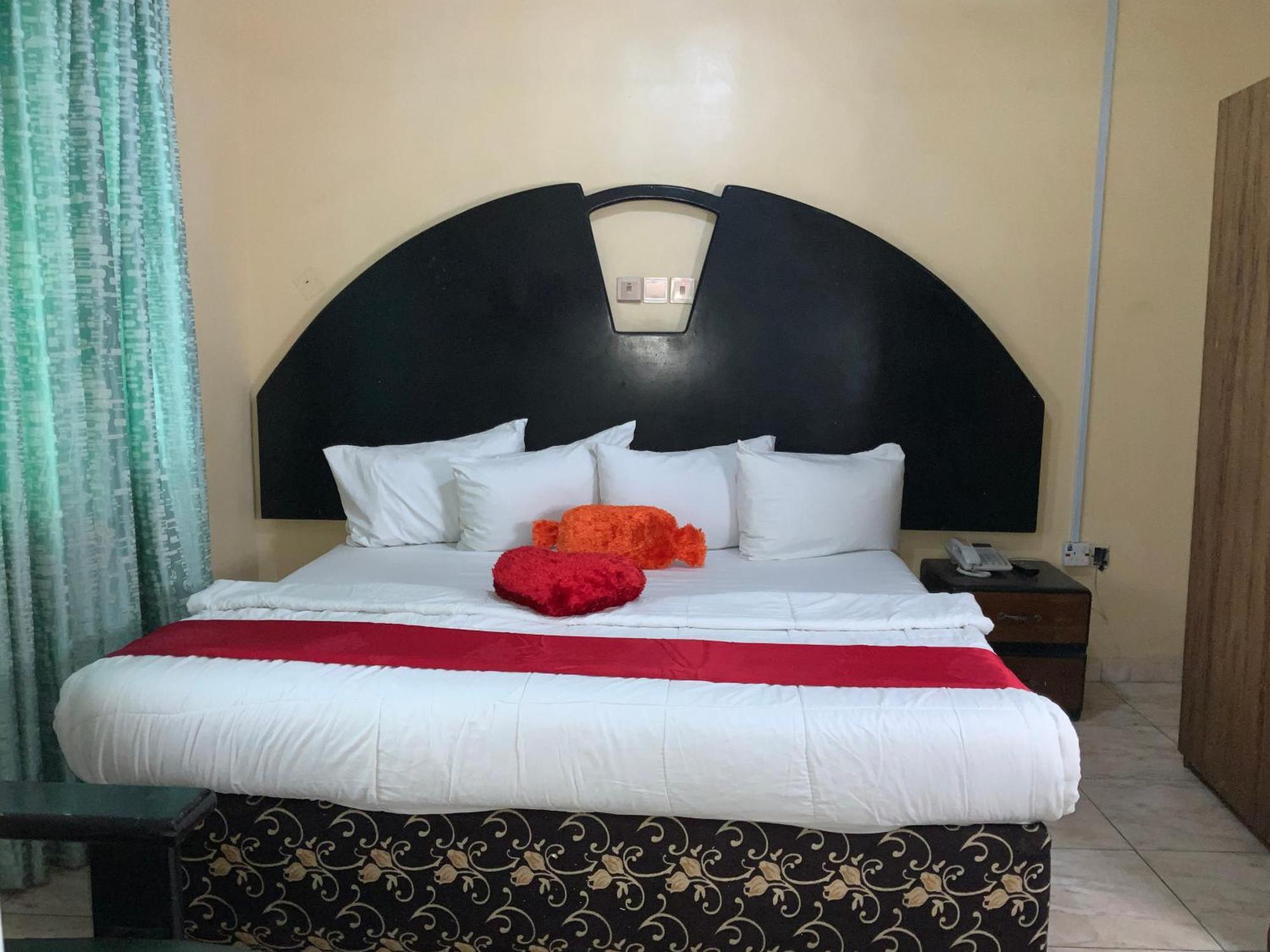 Senators Suites And Towers Hotel Omole Esterno foto