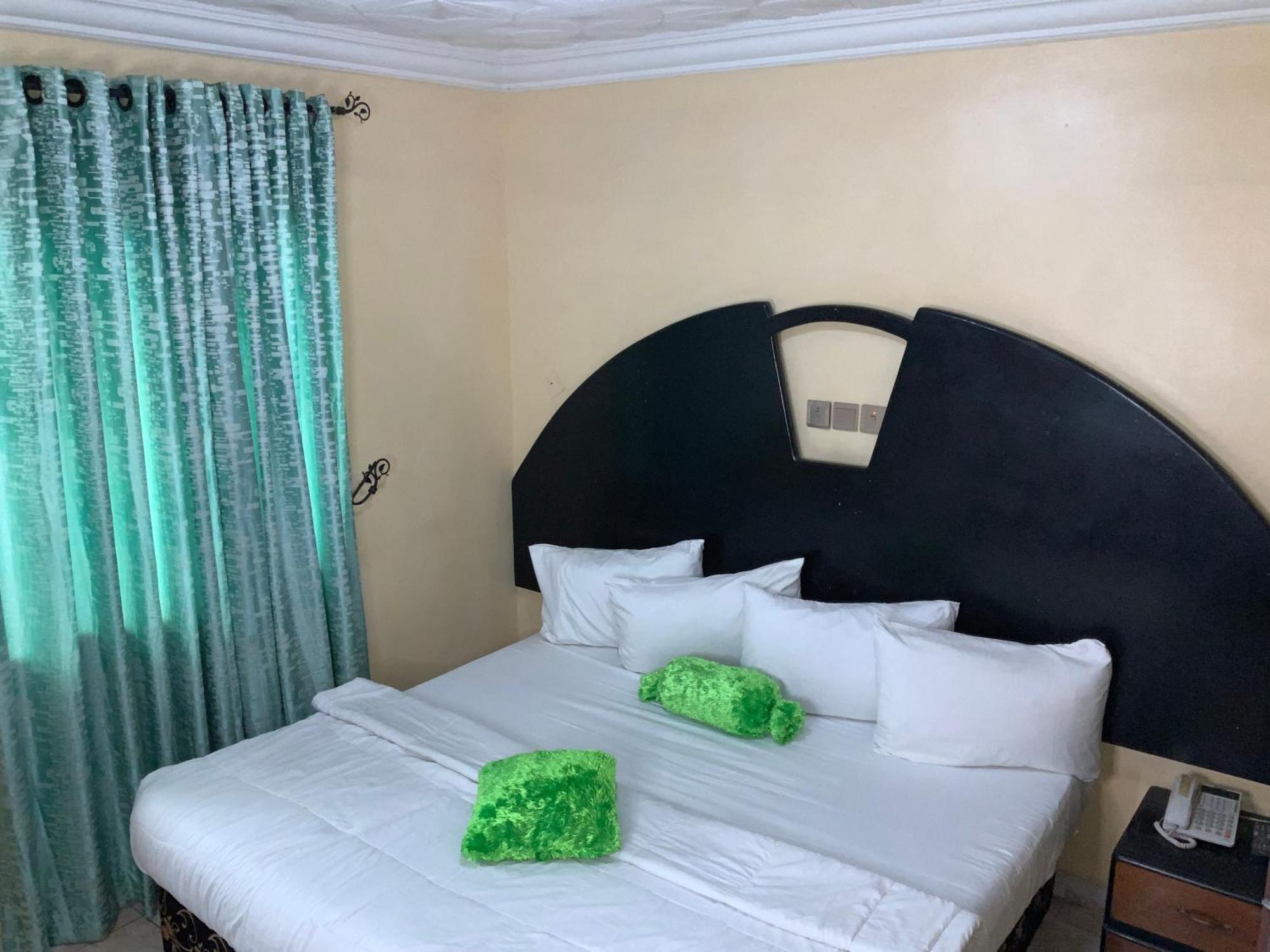 Senators Suites And Towers Hotel Omole Esterno foto
