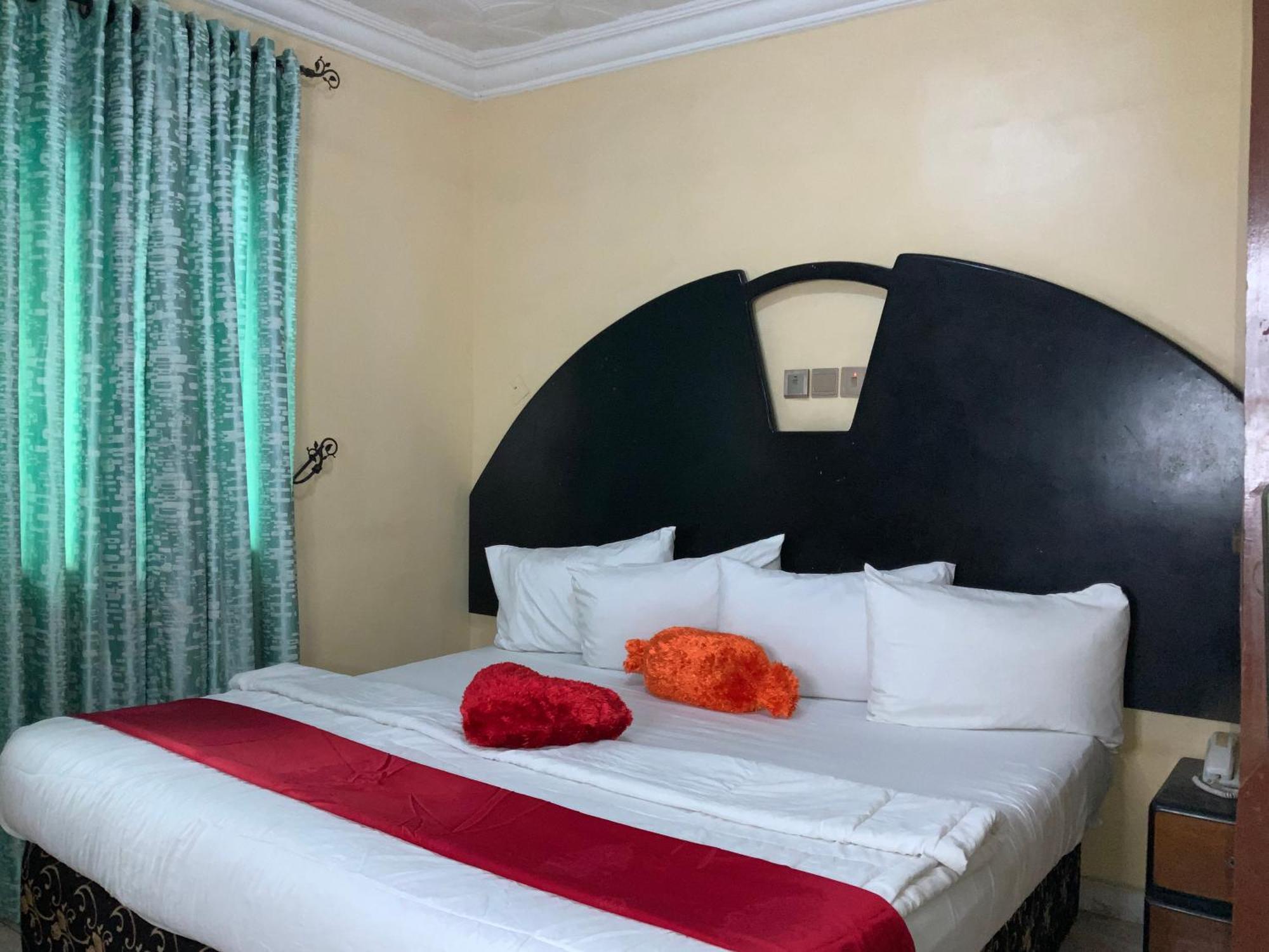 Senators Suites And Towers Hotel Omole Esterno foto