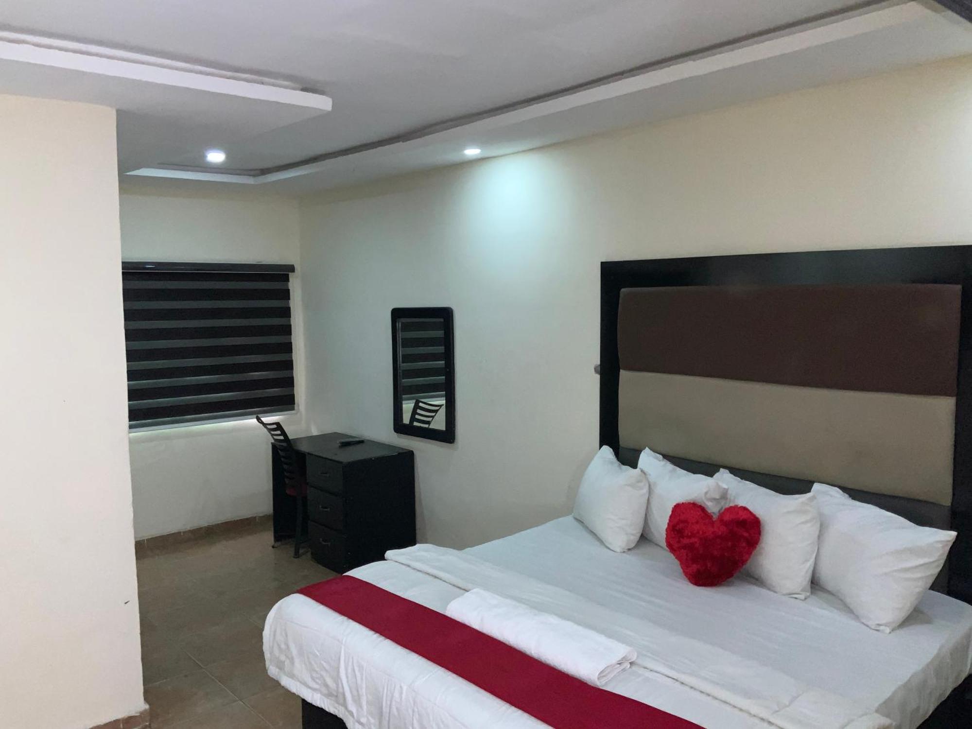 Senators Suites And Towers Hotel Omole Esterno foto