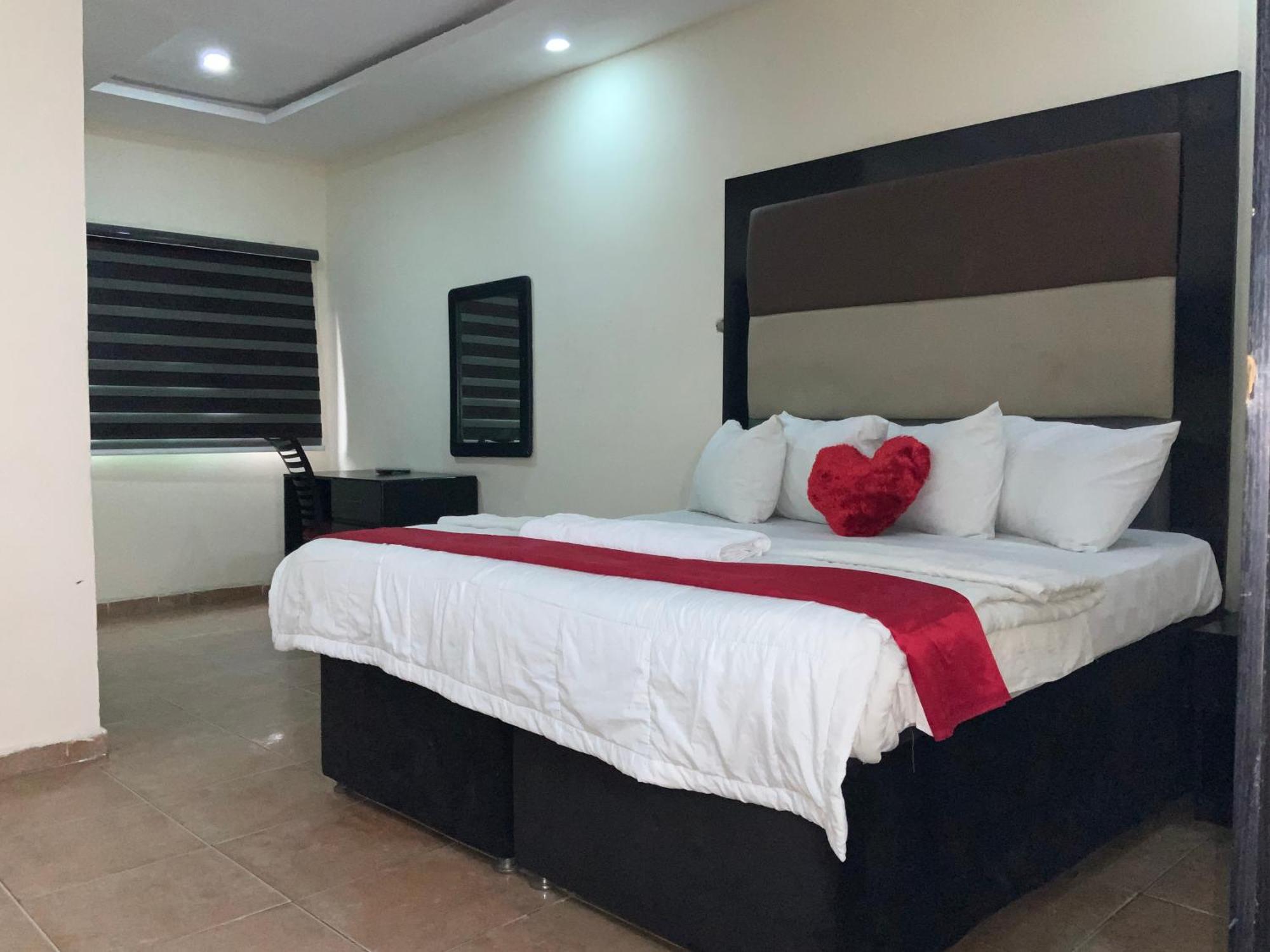 Senators Suites And Towers Hotel Omole Esterno foto