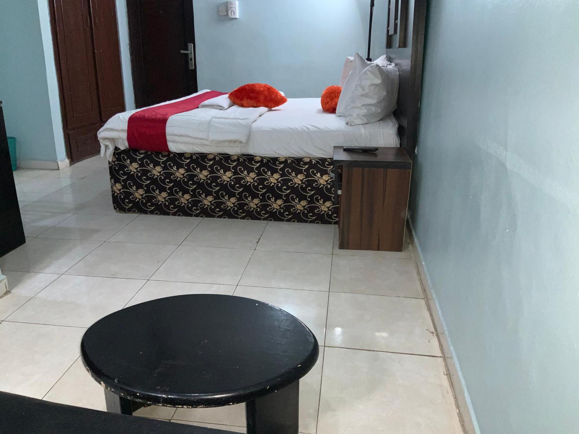 Senators Suites And Towers Hotel Omole Esterno foto