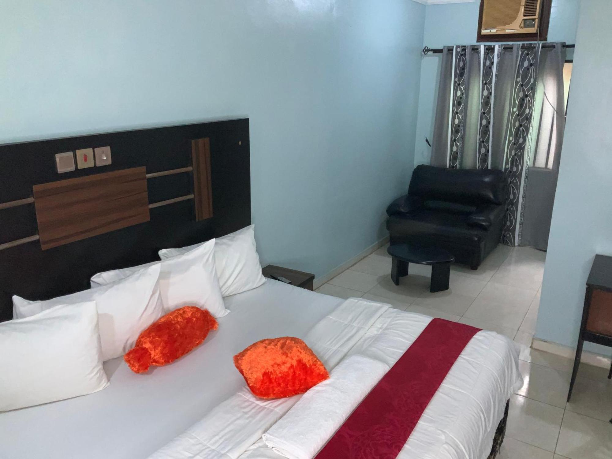 Senators Suites And Towers Hotel Omole Esterno foto